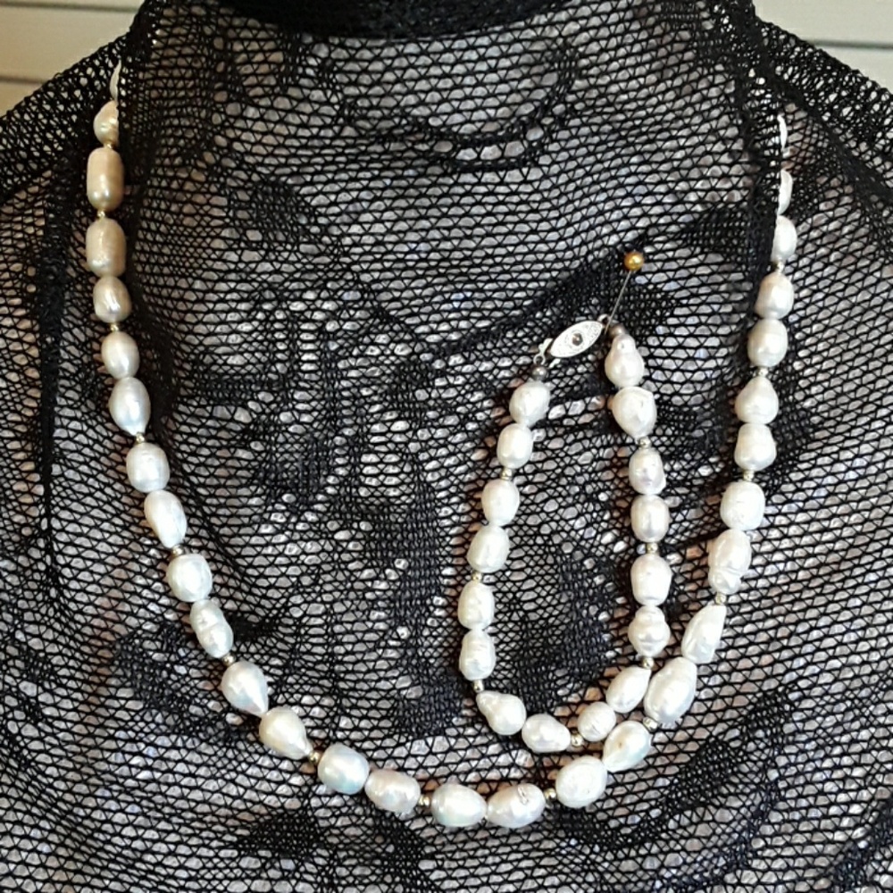 Vintage Freshwater Pearl Necklace and Brac…